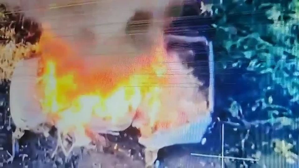 Операторы fpv-дронов 5 отдельной гвардейской танковой бригады группировки "Восток" ВС РФ из Бурятии, которым мы помогаем, продолжают успешно "выносить" логистику боевиков киевского режима на Южно-Донецком направлении.