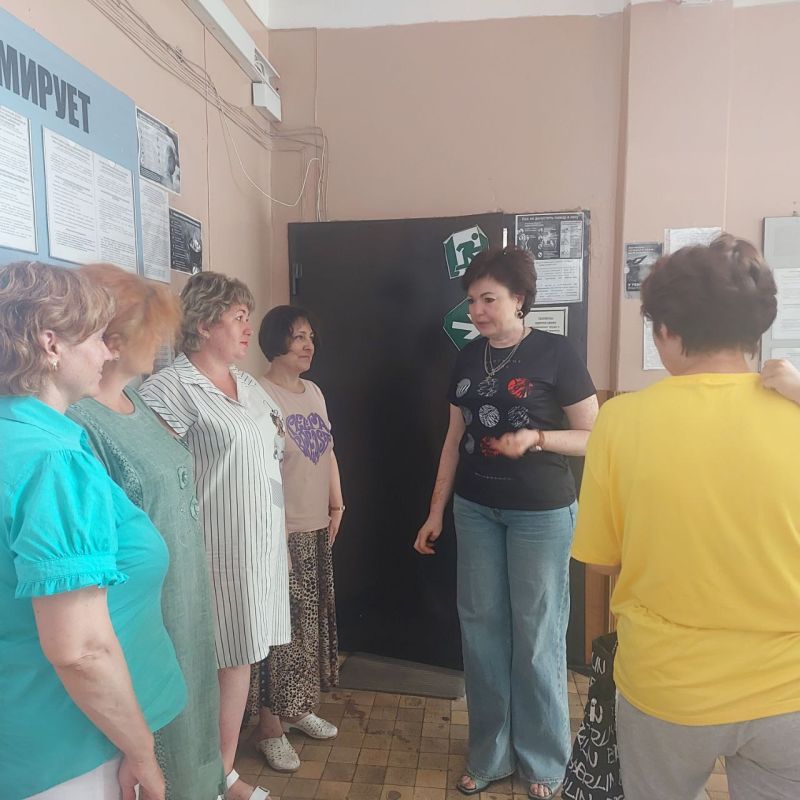 25.07.2025 г. председатель Ясиноватского муниципального совета Донецкой Народной Республики Анна Бондарь встретилась с сотрудниками УТСЗН администрации города Ясиноватая