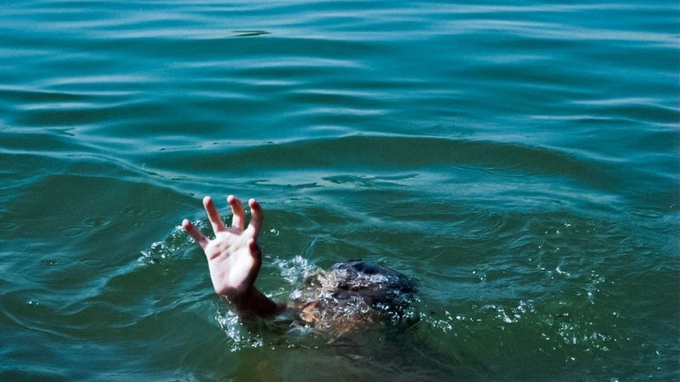 В Мариуполе трагически погиб 18-летний юноша, нырнувший со скалы высотой 17 метров