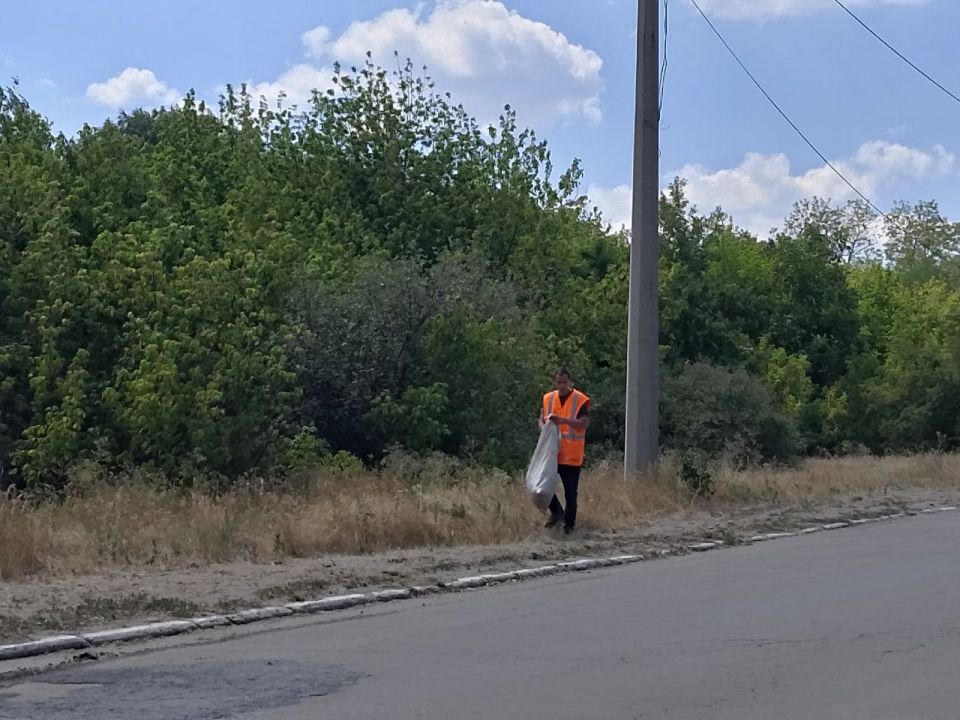 В Кировском внутригородском районе продолжаются работы по санитарному содержанию территории