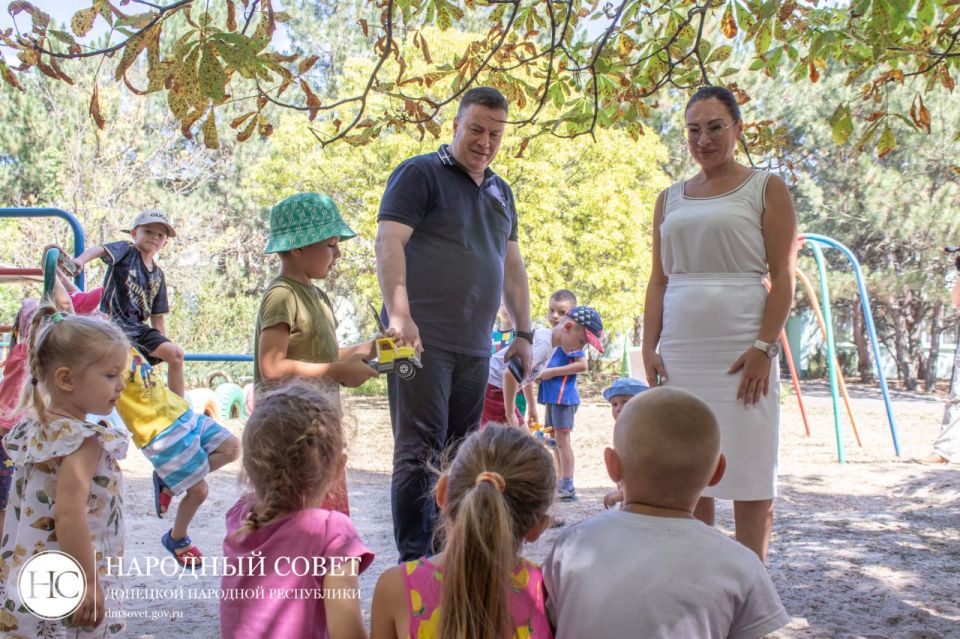 Председатель Народного Совета ДНР Константин Кузьмин посетил детский сад № 142 «Колосок» в Ленинском районе Донецка