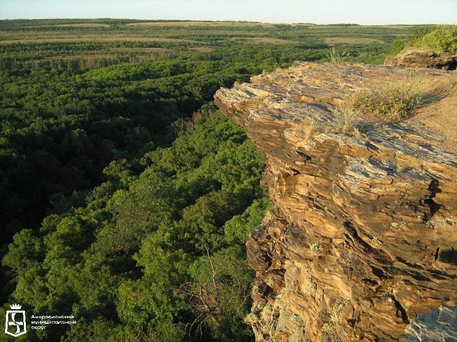 Игорь Лызов: Продолжаем нашу рубрику, достопримечательности Амвросиевского муниципального округа! Сегодня мы расскажем о двух жемчужинах нашего края: живописной Синей горе и стремительной реке Крынке