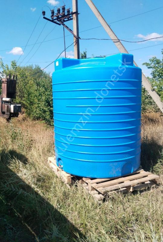 По поручению Главы Республики Дениса Пушилина в городе продолжается установка резервуаров для воды