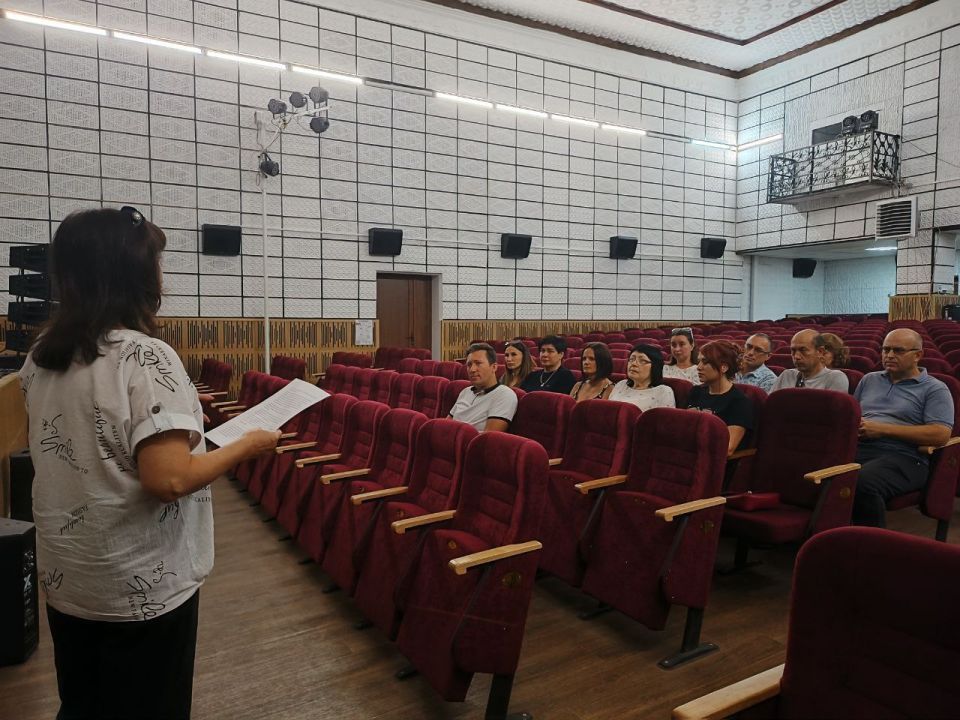 Управляющий делами Администрации Володарского муниципального округа Салько А. В. провела встречу с трудовым коллективом МКУ "Володарский ДК" и МКУ "Володарская ЦБС"