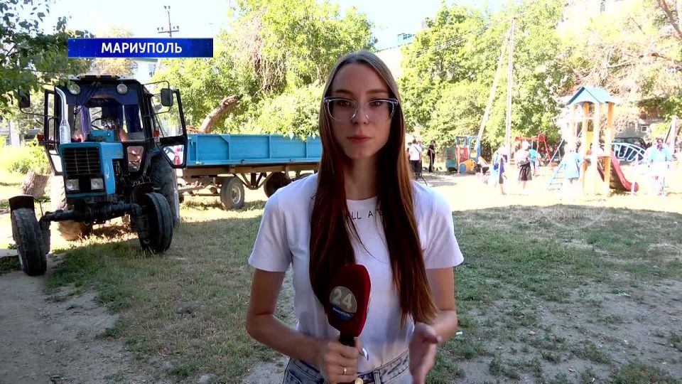 Прямо сейчас наша съемочная группа находится на территории Ильичевского района Мариуполя: здесь, на территории детской площадки, проходит субботник