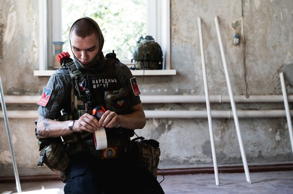 Молодежка ОНФ оперативно помогла дончанам, чьи дома были повреждены обстрелом