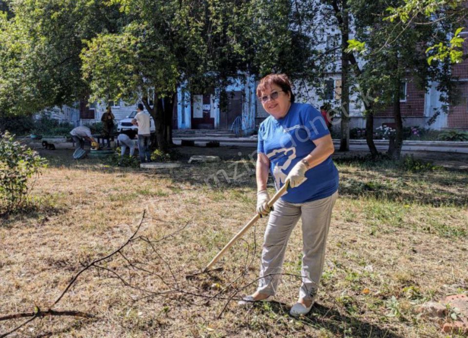 Сегодня, согласно поручению Главы ДНР Дениса Пушилина, после встречи с жителями микрорайона Тихий в Петровском районе был организован субботник с участием представителей администрации Главы, депутатов Донецкого городского...