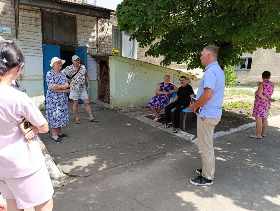 Сегодня заместитель главы администрации провел выездную встречу с жителями дома №30 по улице Запорожца в населенном пункте Владимировка