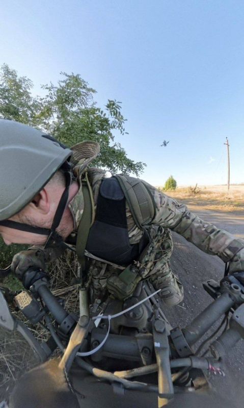 Друзья, сегодня наш друг - Андрей Филатов под Покровском попал под применение противником FPV-дрона…