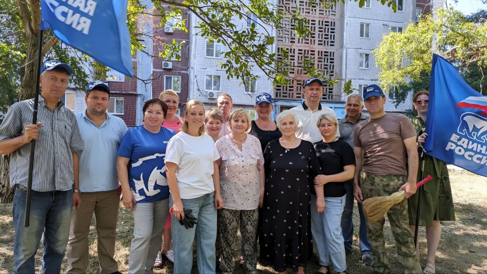 Наталья Бегуненко: 25.07.2025 согласно поручению Главы ДНР Дениса Пушилина, после встречи с жителями микрорайона «Тихий» в Петровском районе был организован субботник с целью благоустройства прилегающей территории