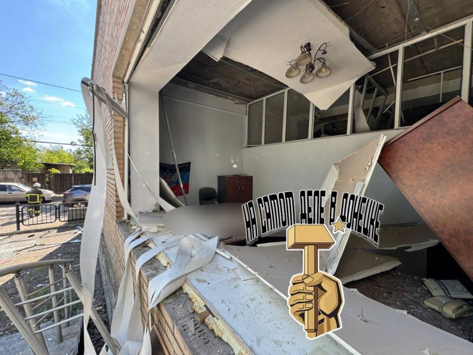 Последствия прилета 4 ракет РСЗО «HIMARS» в административное здание шахты им. А.Ф. Засядько в Киевском районе Донецка