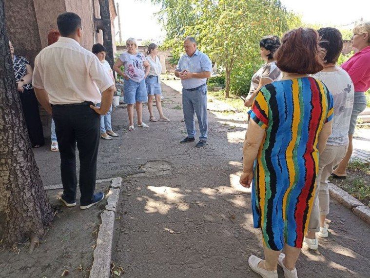 Встречи с населением. В рамках поручения Главы Донецкой Народной Республики Дениса Пушилина о регулярном общении с гражданами, 25 июля заместитель главы администрации Енакиево Сергей Божик встретился с жителями дома №125 по...