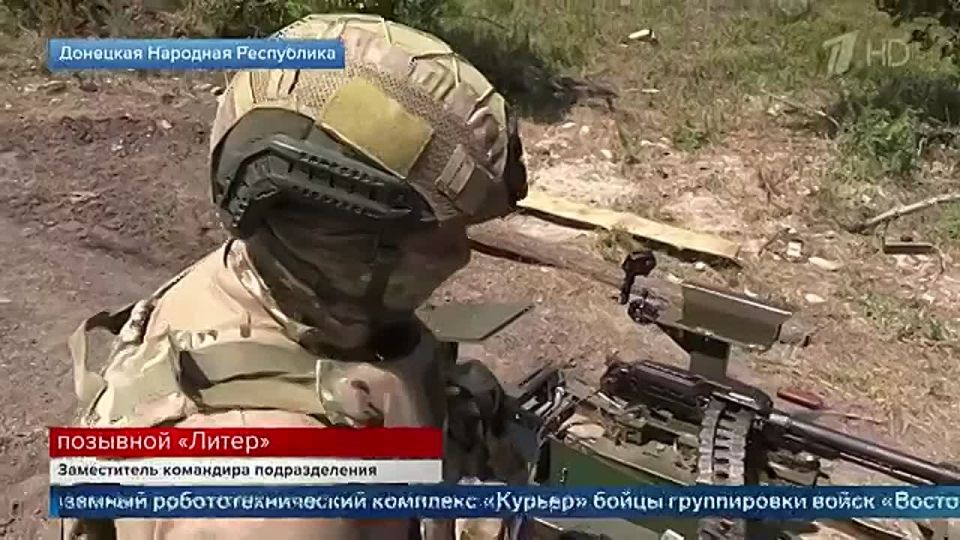 Военнослужащий группировки войск «Восток» с позывным «Кома» показал корреспонденту Первого канала наземный робототехнический комплекс «Курьер»