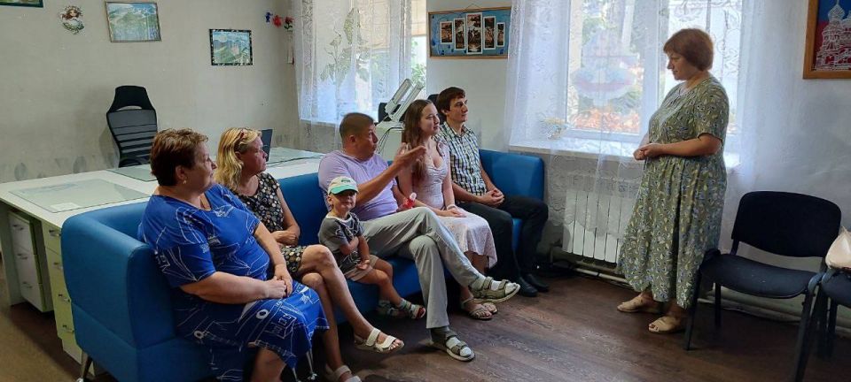 Главный редактор нашей местной газеты "Родное Приазовье", депутат "Единой России" Новоазовского муниципального совета Марина Эккерт провела встречу с коллективом МБУ "Новоазовский культурно-досуговый центр"