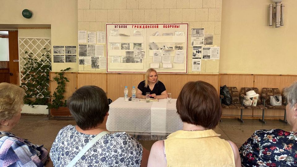 По поручению Главы ДНР Дениса Пушилина, секретарь Комитета по молодежной политике и патриотическому воспитанию Ольга Арутинова провела встречу с трудовым коллективом ДК «Заперевальный»