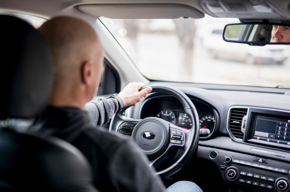 Российских водителей обязали по-новому уступать спецтранспорту