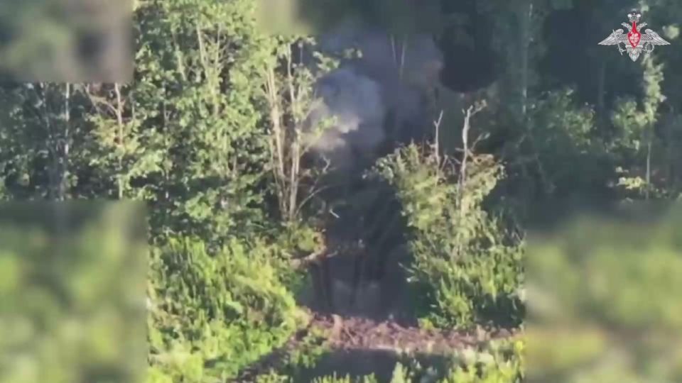 Минобороны России: Точно в цель. 00:00 Расчеты FPV-дронов Центра «Рубикон» поразили бронеавтомобиль ВСУ Senator MRAP канадского производства на одной из дорог в районе н.п. Корчаковка в Сумской области