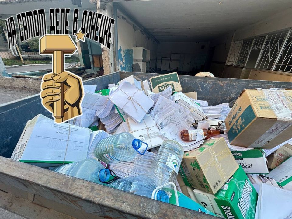 #нампишут. Преступное разгильдяйство чиновников из Министерства экономического развития ДНР «Архивы Минэкономразвития ДНР просто скинули в один из мусорных баков Ворошиловского района Донецка. Могли бы хоть на дачу вывезти...