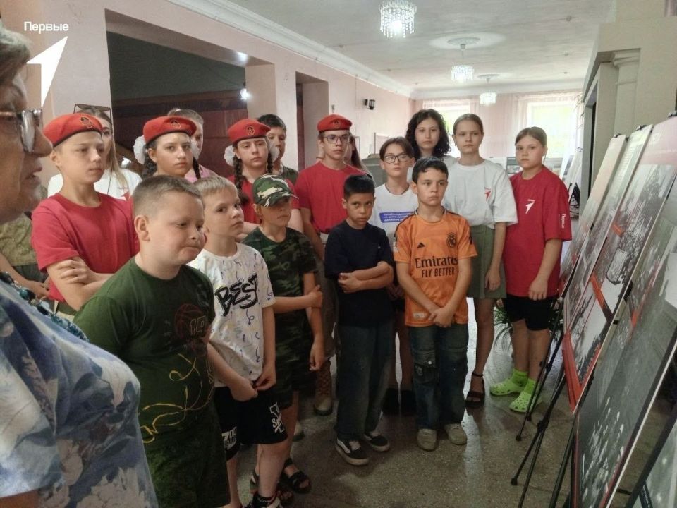 Юнармейцы отрядов ВПК им.А.Арсененко и ВПК "ОПЛОТ" 24.07.2025 посетили выставку Фонда Кино, посвященную кинооператорам Великой Отечественной Войны, которые отсняли более 3,5 миллионов метров плёнки