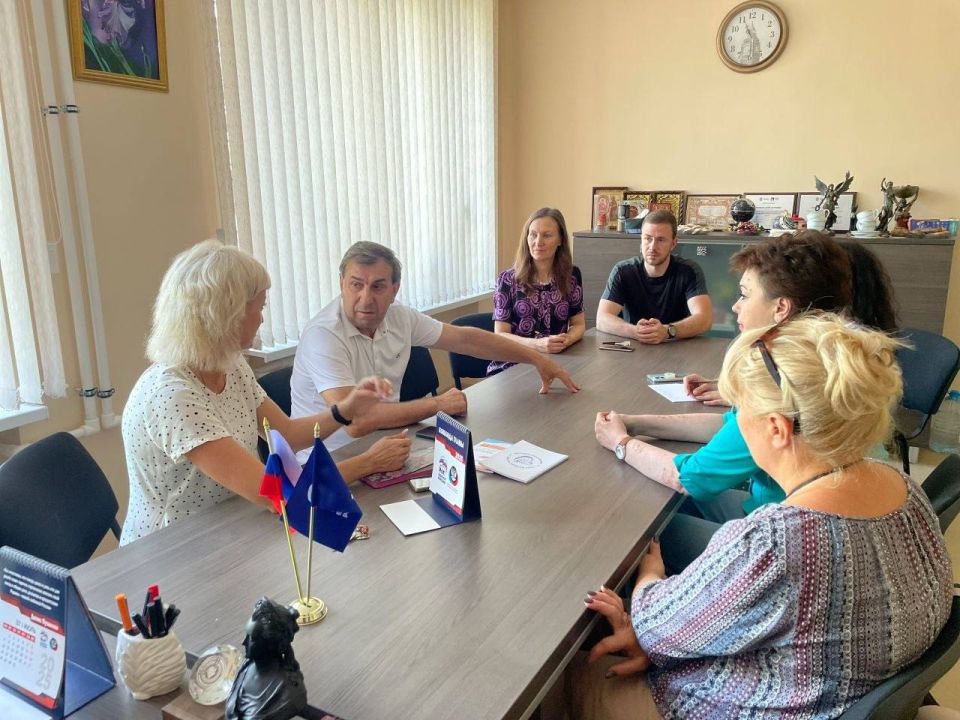 Заместитель министра спорта и туризма ДНР Николай Тарапата, встретился с представителями отдела по делам молодёжи и спорта администрации Ясиноватского МО, спортивной школы, Центра "Спорт для всех", осуществляющих свою...