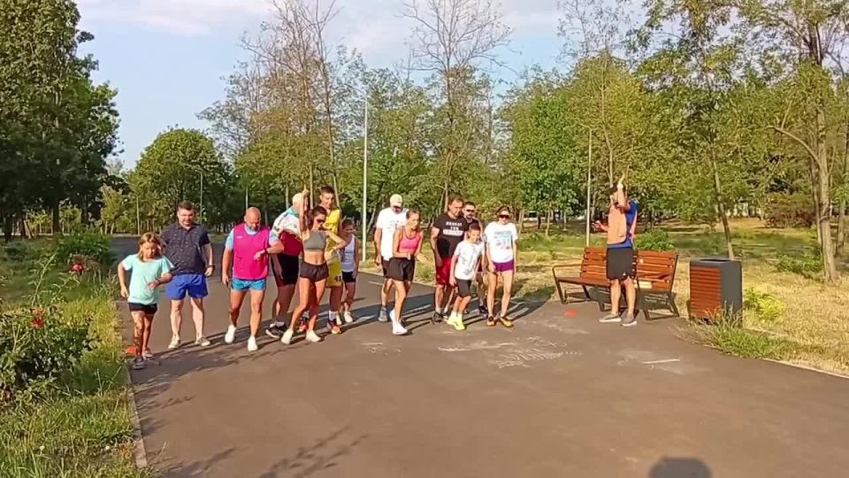 В Приморском парке Мариуполя снова прошла традиционная пробежка на 5 км, которая собирает любителей бега каждую субботу в 7 утра!
