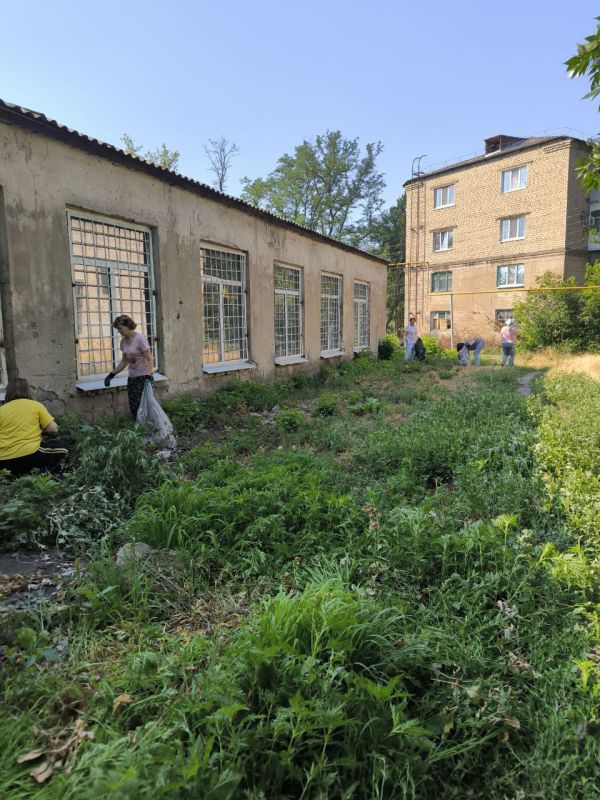 26 июля 2025 г. работники ГБОУ «ШКОЛА № 10 Г.О. ТОРЕЗ» совместно с представителями администрации г.о. Торез Чесноковым А.В., Ставицким А.М., Мартынюк А.В., МУП администрации г.о. Торез «Благоустройство», волонтерами...