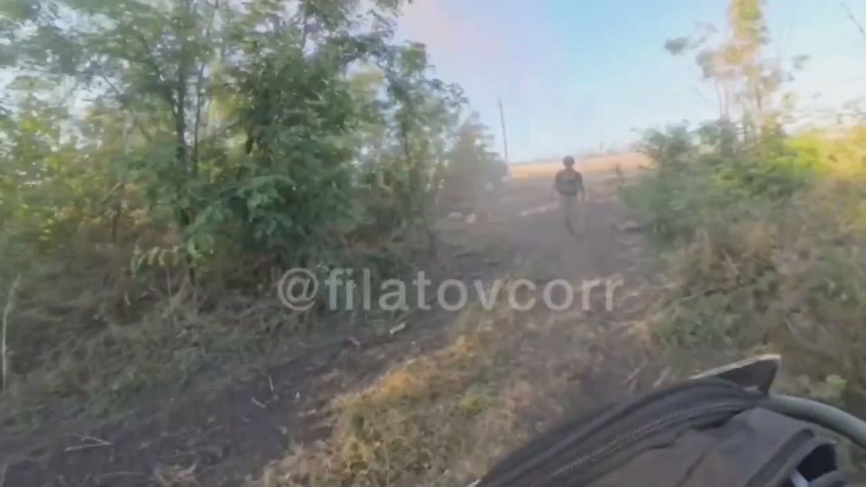 Появились кадры счастливого промаха вражеского FPV-камикадзе рядом с военкором Филатовым на Покровском направлении