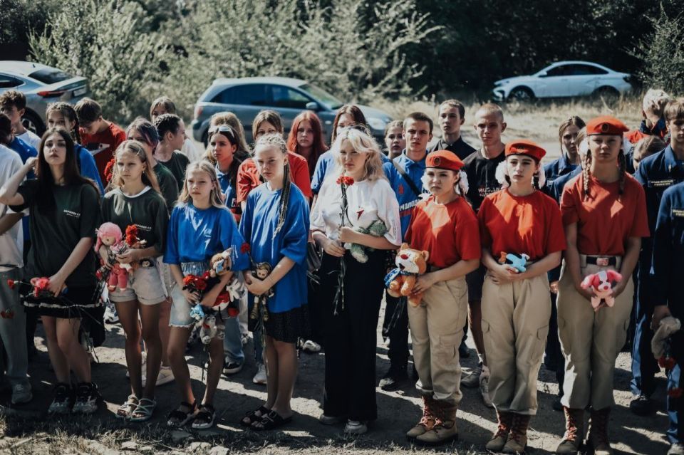Юнармейцы местного отделения городского округа Макеевка имени Героя СВО Линева А. М. приняли участие в мероприятии, посвящённом Дню памяти детей жертв войны в Донбассе, возложив цветы и мягкие игрушки к Памятнику...
