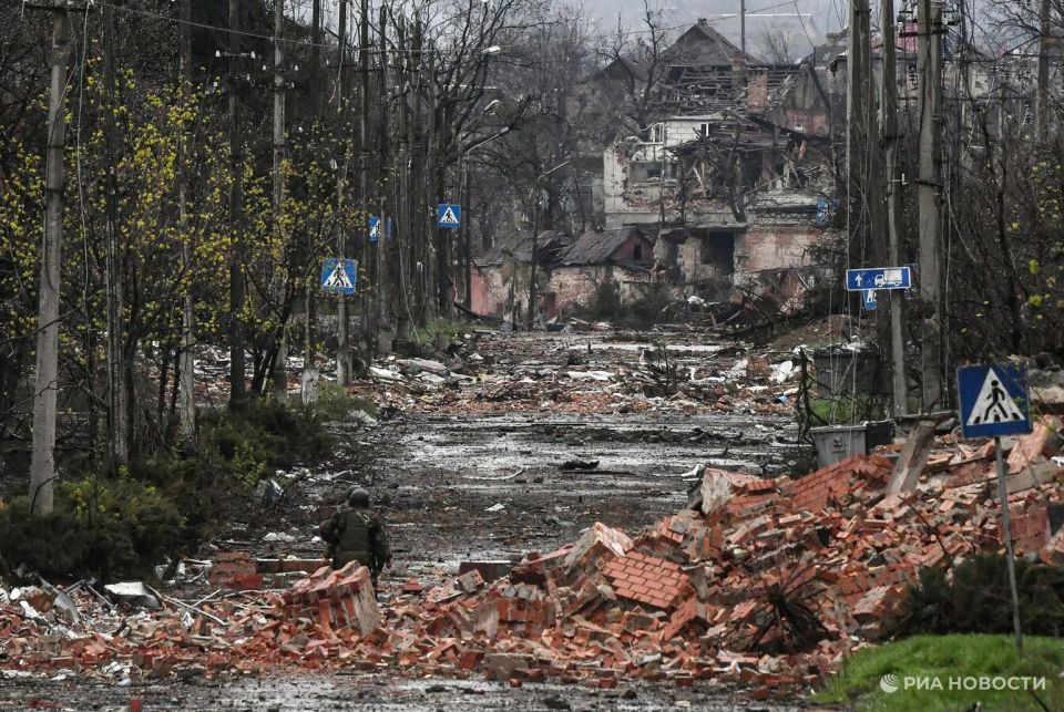 СМИ: боец ВС РФ уже два года ищет спасенную во время боев девочку