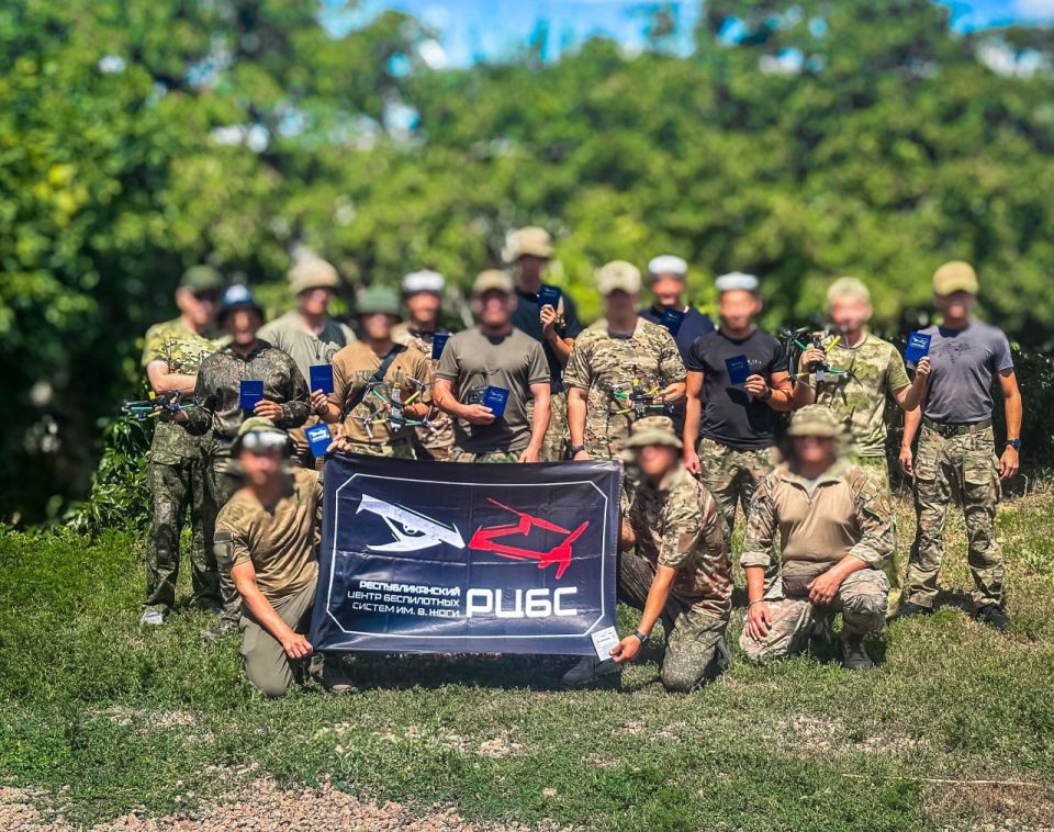 Сегодня провели очередной выпуск пилотов и техников по направлению "FPV": полностью разобрали вопросы устройства и пилотирования воздушного судна такого типа