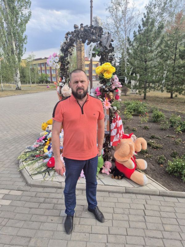 Депутат Ясиноватского муниципального совета Антон Тяпочкин возложил цветы на Аллее Ангелов