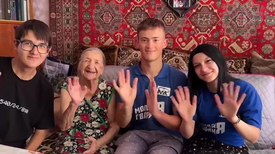 Мариуполь. Молодогвардейцы вновь навестили ветеранов Великой Отечественной войны Тамару Федченко и Степана Волошина Активисты «Молодой Гвардии» еженедельно навещают ветеранов