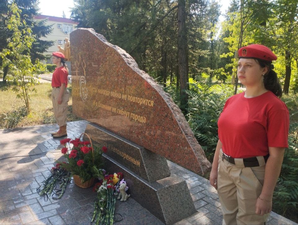 В День памяти детей – жертв войны в Донбассе юнармейцы ВПК "Отвага" г. Ждановка Луцко Анна и Ляшенко Мирослава заступили в почетный караул «ПОСТ№1» у Памятного знака, посвящённого трагическим событиям 2014 года...