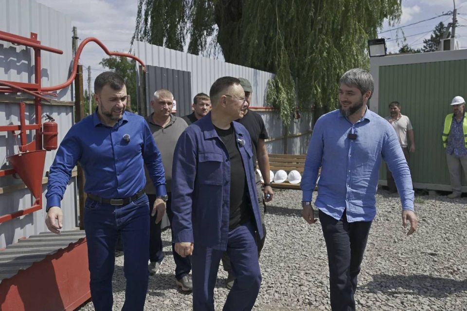 Глава Минстроя России Ирек Файзуллин вместе с Главой ДНР Денисом Пушилиным ознакомился с ходом строительства многоквартирных домов в Волновахе