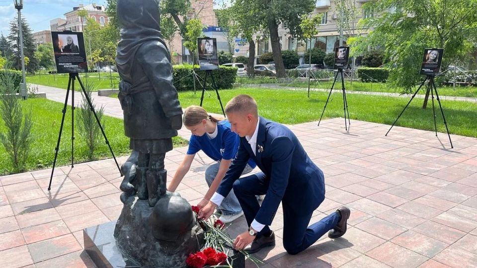 Активисты «Молодой Гвардии» почтили память детей-жертв войны в Донбассе