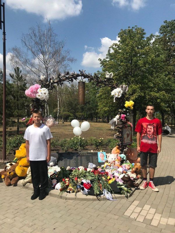 В День памяти детей – жертв войны в Донбассе юнармейцы ВПК "Патриоты Донбасса" ГБОУ "Школа № 83 им.Г.И.Баланова г.о.Донецк" Галич Роман и Карпенко Данил возложили цветы на "Аллее ангелов" в память о погибших детях...