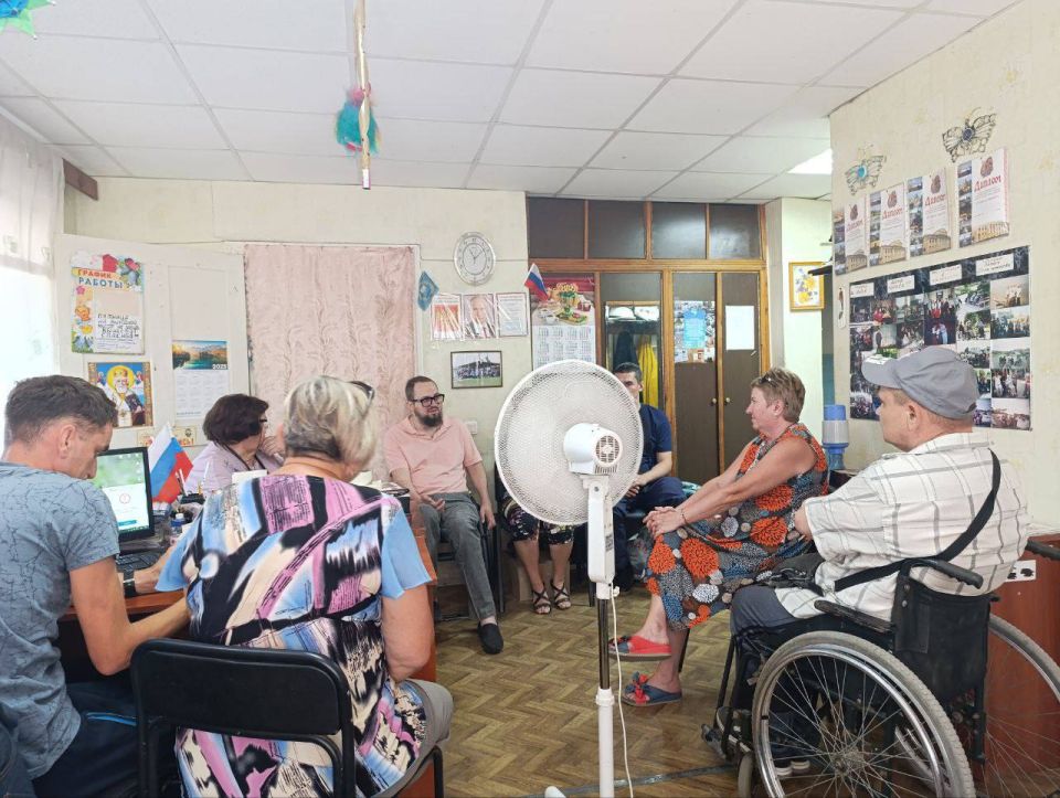 Депутат Народного Совета ДНР Ярослав Лисобей (фракция «Единая Россия») в рамках партийного проекта «Единая страна - доступная среда» провел встречу с членами правления общественной организации инвалидов «Источник Надежды»