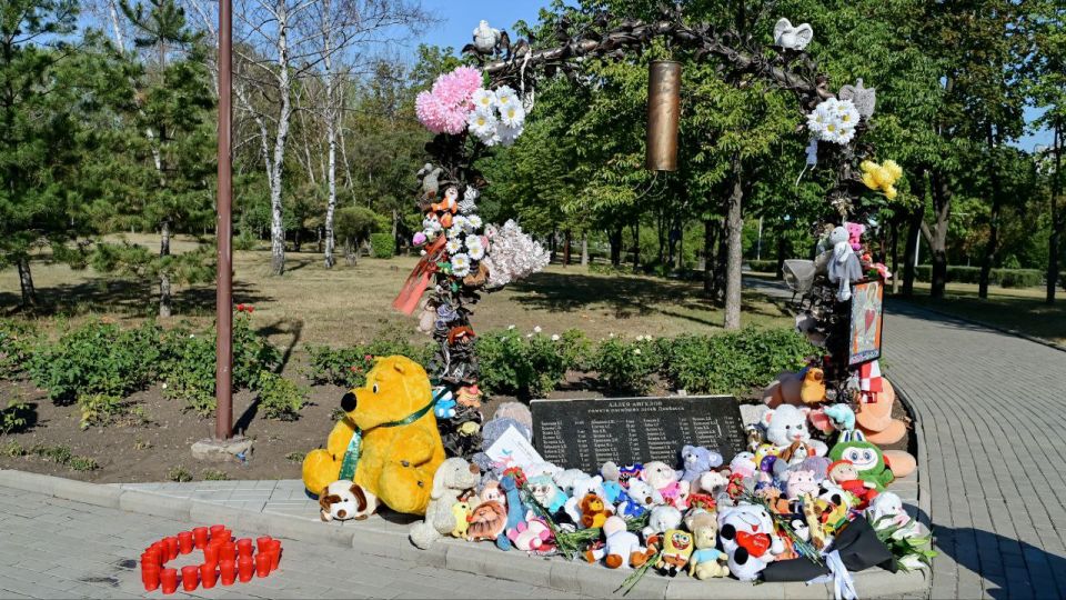 В День памяти детей – жертв войны в Донбассе – на Аллее Ангелов в Донецке с раннего утра много людей