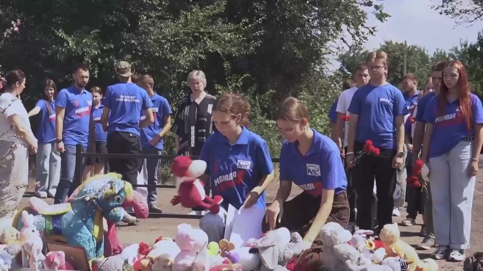 В День памяти детей-жертв войны в Донбассе активисты Молодой Гвардии Единой России и Волонтерской Роты почтили память погибших