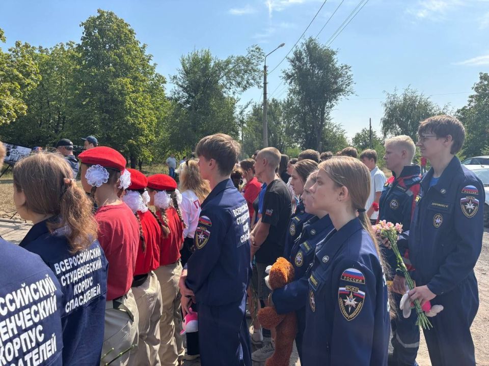 Сегодня, в День памяти детей и жертв войны в Донбассе, Донецкое РО ВСКС почтило память погибших детей, ставших жертвами вооружённой агрессии украинских формирований