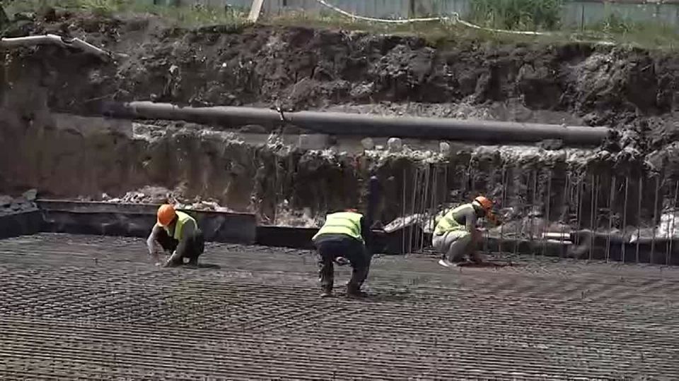 Глава ДНР Денис Пушилин с министром строительства и ЖКХ РФ Иреком Файзуллиным проверил ход строительных работ пятиэтажного жилого дома в Волновахе по улице Ленина