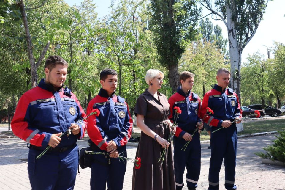 Сегодня, 27 июля, делегация Автомобильно-дорожного института возложила цветы к памятнику, чтобы почтить память беззащитных детей, трагически погибших в результате конфликта