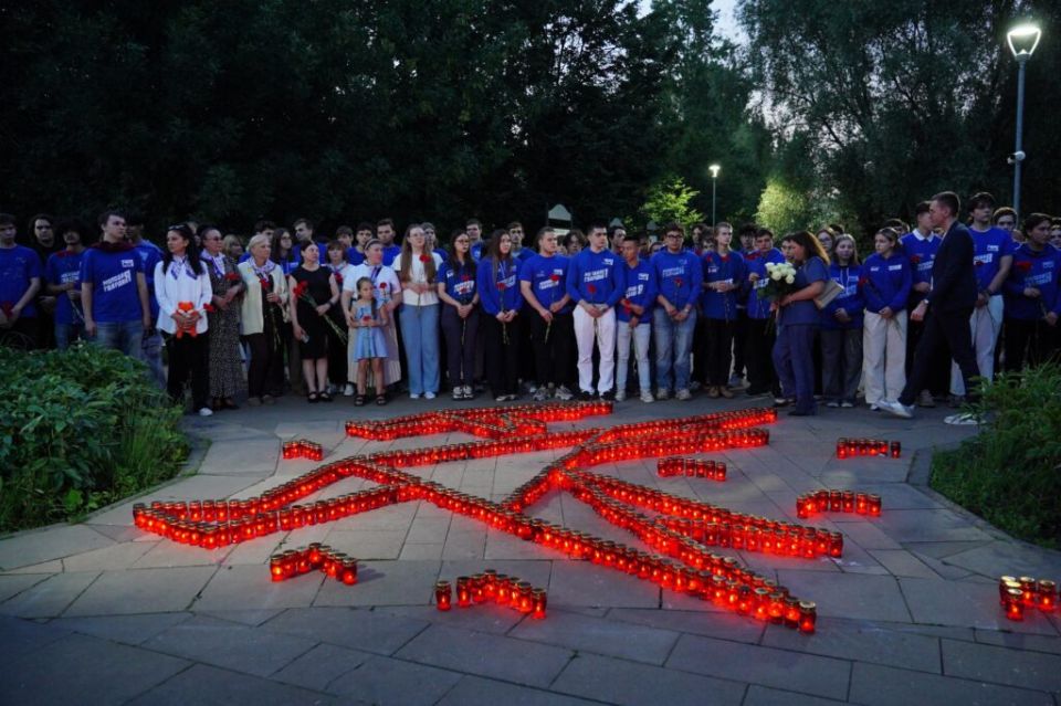 На кануне Дня памяти детей – жертв войны в Донбассе вице-премьер Ольга Макеева с «Молодой Гвардией» Москвы зажгла свечу памяти