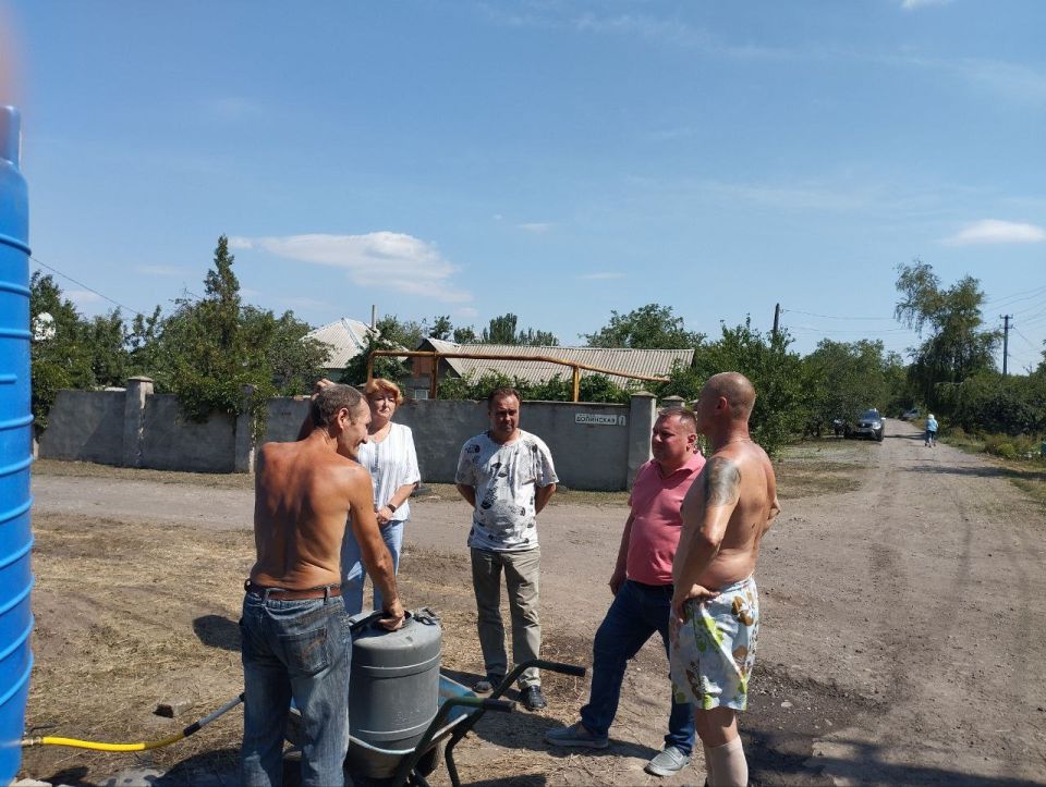 Иван Адамец: В рамках исполнения поручения Главы Донецкой Народной Республики Дениса Пушилина в районах где есть проблемы с перебоями водоснабжения организован подвоз воды