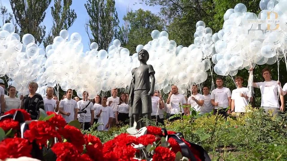 Ангелы Донбасса: тысяча белых шаров взлетела в донецкое небо в память о погибших детях