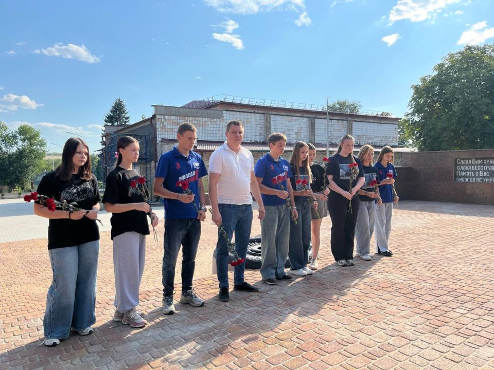 Сегодня, в этот скорбный день, молодежь Тельмановского муниципального округа вместе с исполняющим обязанности Главы Администрации, почтили память детей, чьи жизни оборвались во время боевых действий на Донбассе