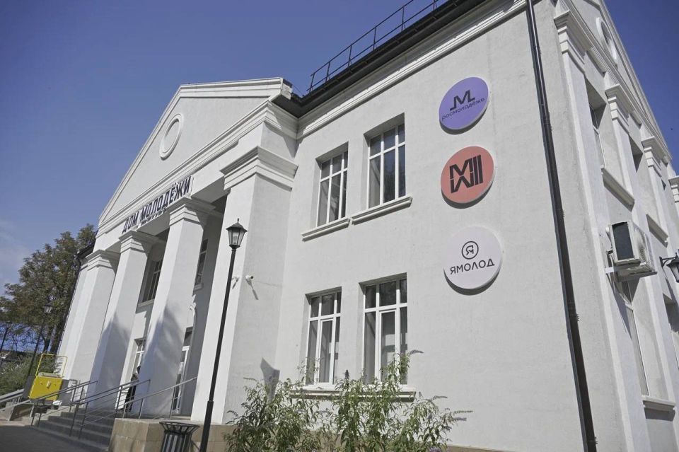 В ходе рабочей поездки в ДНР Министр строительства и ЖКХ РФ Ирек Файзуллин совместно с главой региона Денисом Пушилиным посетил филиал «Дома молодёжи» в Волновахе