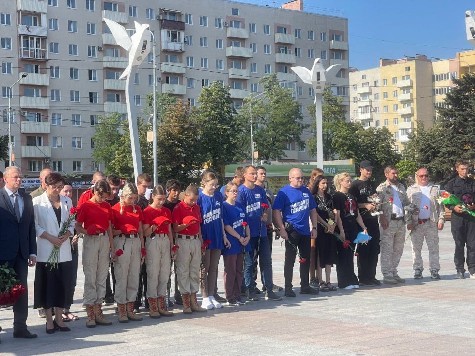 Юнармейцы Мариуполя почтили память детей, пострадавших от вооруженной агрессии киевских формирований