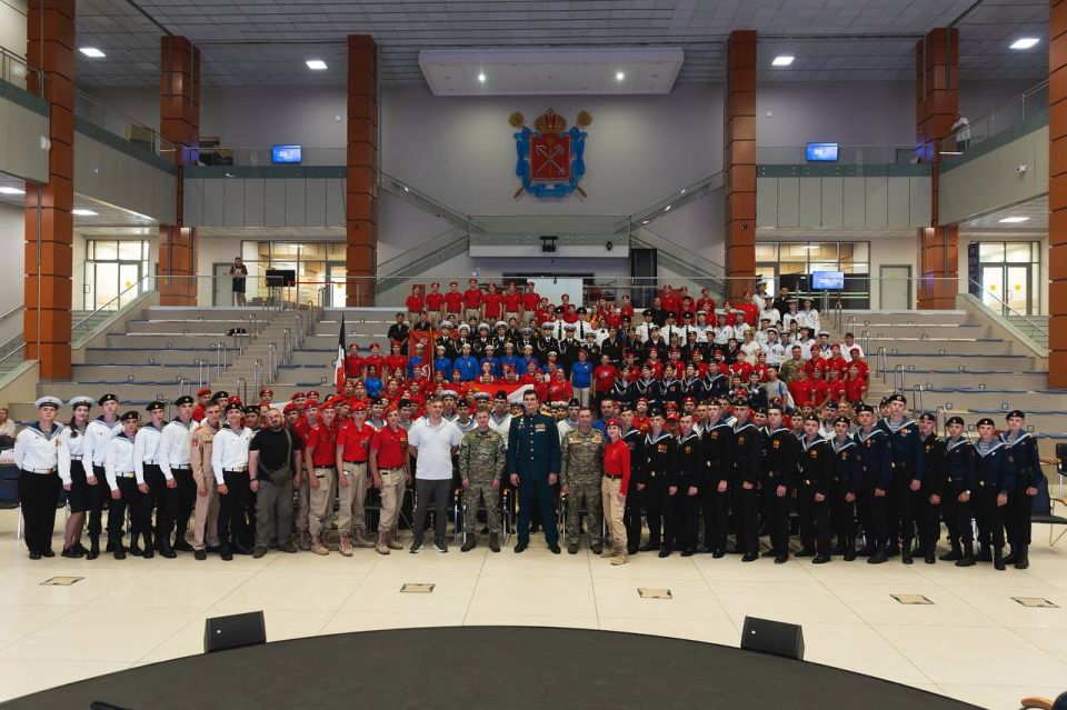 Участники военно-спортивной игры «ЮНФЛОТ» празднуют День Военно-Морского Флота