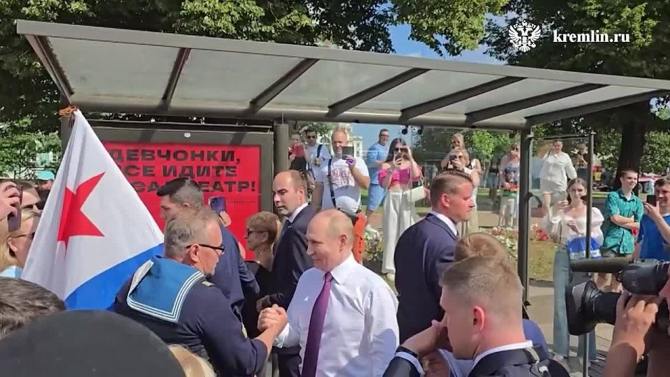 На Дворцовой площади Санкт-Петербурга Владимир Путин пообщался с жителями и гостями города
